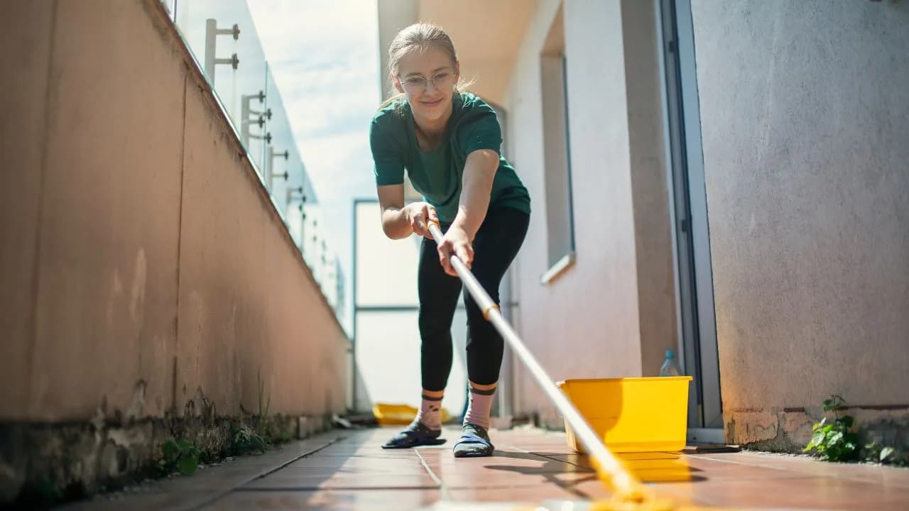 Comment nettoyer son balcon en béton facilement et efficacement