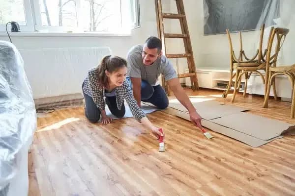 Poncer un parquet sans ponceuse : méthodes simples et efficaces