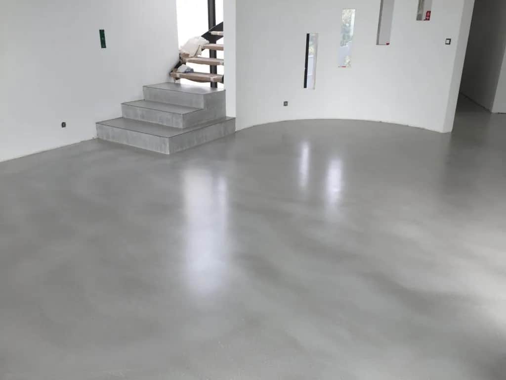 Prix du béton ciré au m2 : évitez les surprises avec ces tarifs clés