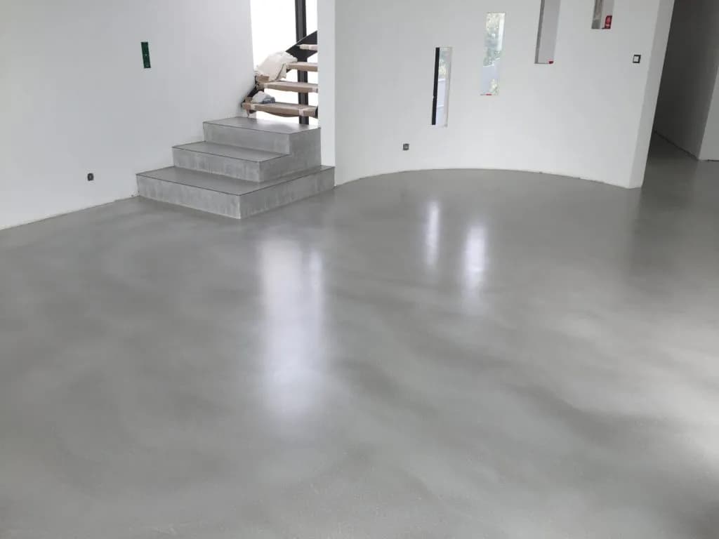 Prix du béton ciré au m2 : évitez les surprises avec ces tarifs clés