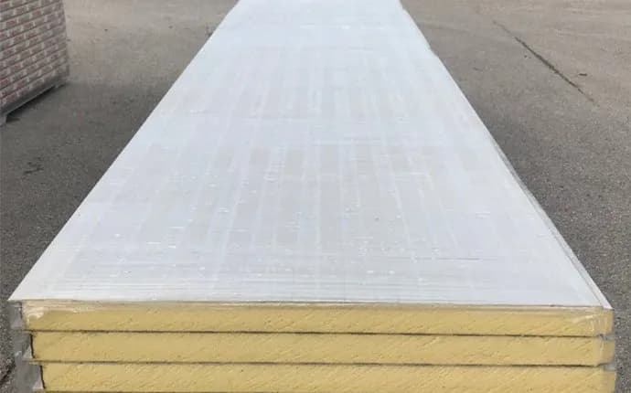 Toiture en panneaux sandwich : avantages, coûts et conseils d'installation