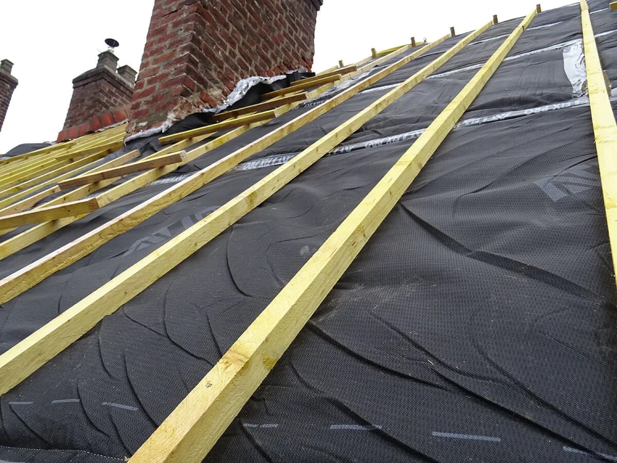 Isolation toiture par l'extérieur : techniques, avantages et coûts révélés