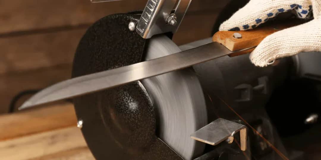 Aiguiser un couteau avec une meuleuse : évitez les erreurs courantes