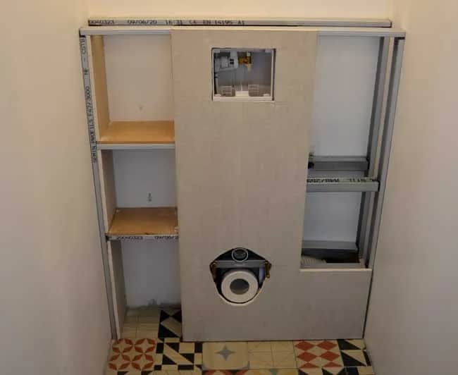 Construire un coffrage pour toilette suspendu : astuces et erreurs à éviter