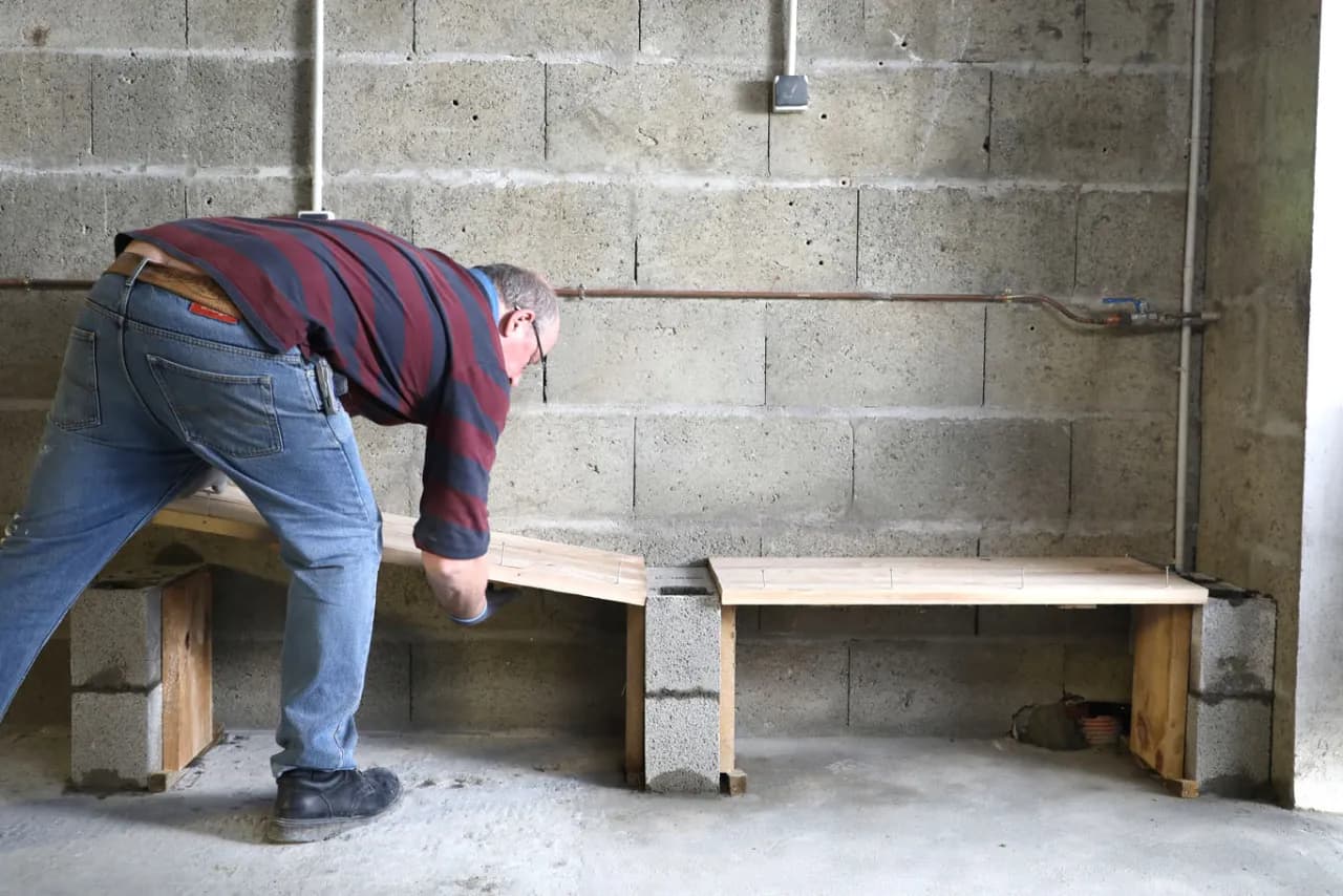 Fabriquer un banc béton extérieur facilement : astuces et matériaux essentiels