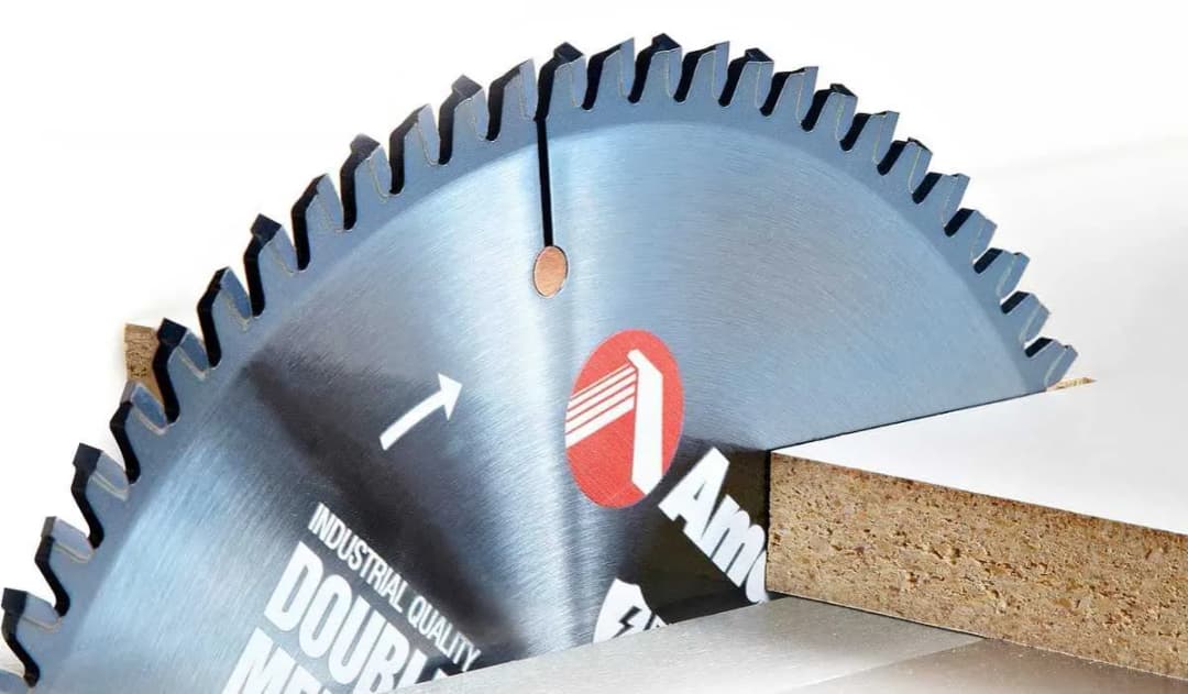 Quelle lame de scie circulaire pour couper du mélaminé sans éclats ?