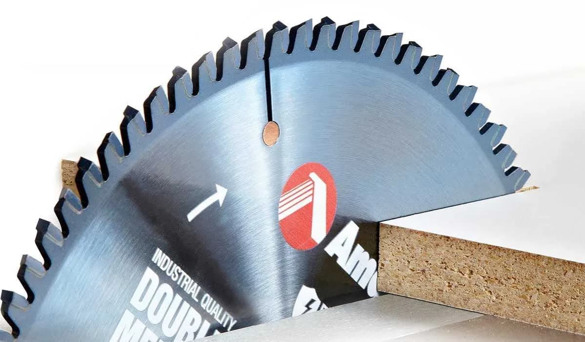 Quelle lame de scie circulaire pour couper du mélaminé sans éclats ?